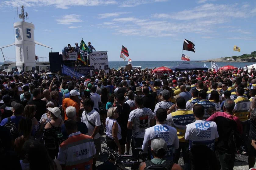 Protesto contra a morte de policiais em Copacabana no Rio de Janeiro (RJ), neste domingo (25) Protesto contra a morte de policiais em Copacabana no Rio de Janeiro (RJ), neste domingo (25)