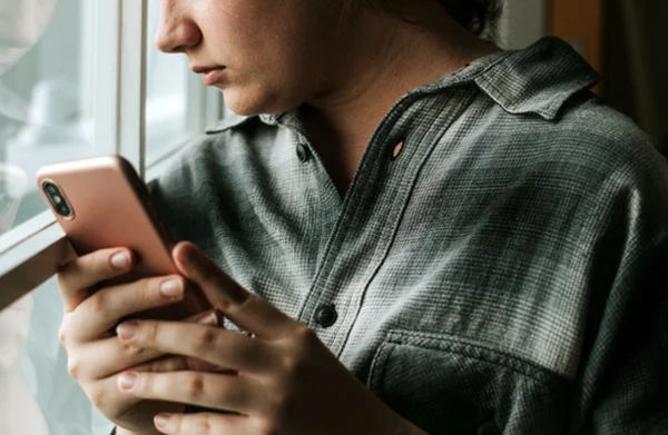 Inglaterra deve proibir redes sociais a menores de 16 nesta segunda - destaque galeria
