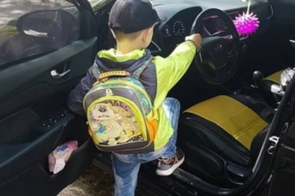 Mãe filma criança de 6 anos dirigindo a 130 km/h: “Orgulhosa”