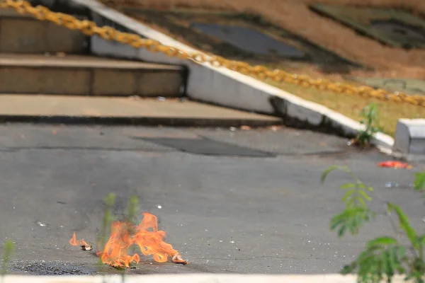 Ameaçados, sem-teto usam coquetel molotov