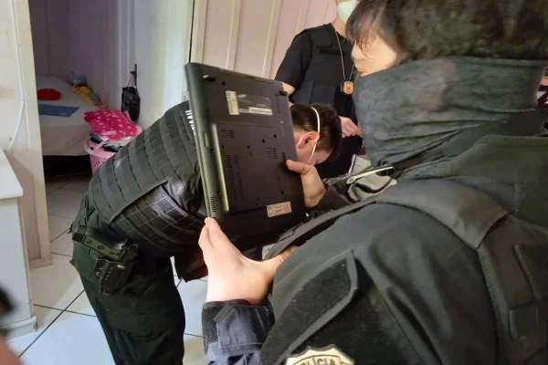 Rapaz é preso em Curitiba por divulgar fotos íntimas da ex de 15 anos