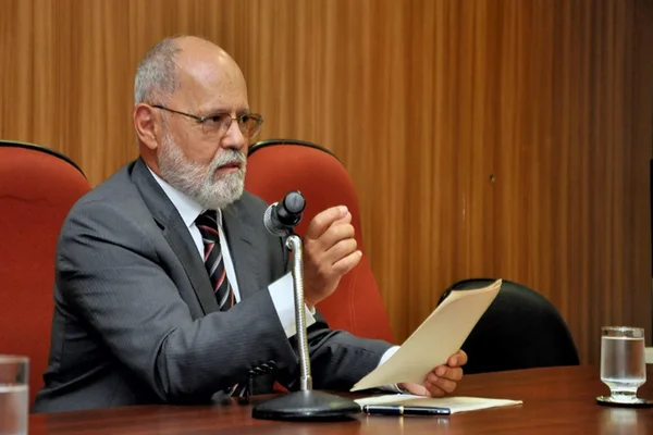 Ministro Renato de Lacerda Paiva se aposenta e abre vaga no TST