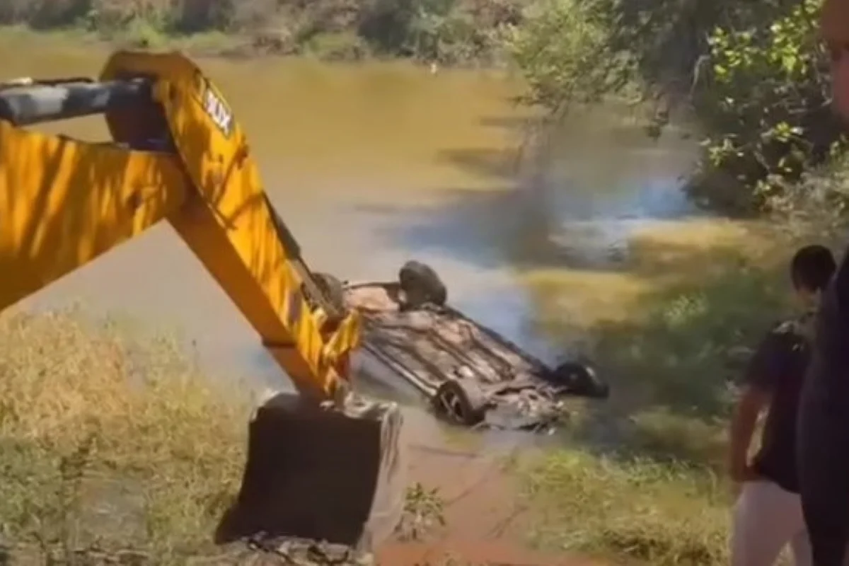Motorista morre após carro cair em lago e ficar submerso no Piauí