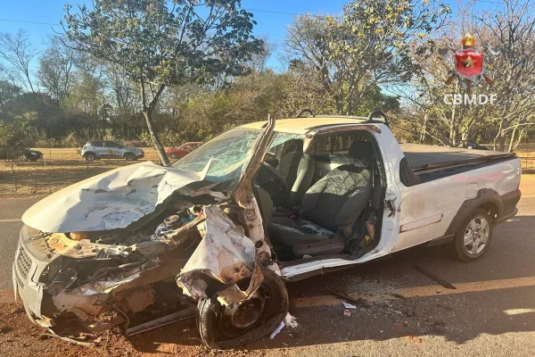Acidente entre carro e moto deixa dois mortos na DF-001