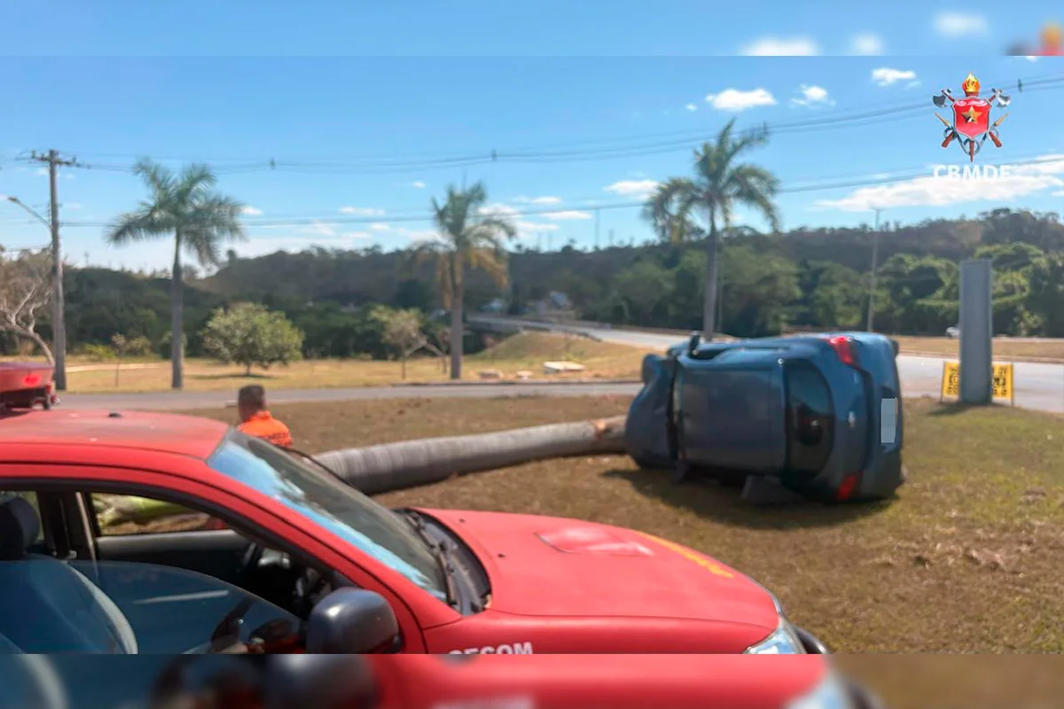 Carro acidentado na Estrada Parque Paranoá (EPPR) Carro acidentado na Estrada Parque Paranoá (EPPR)