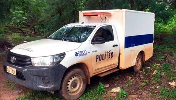Viatura da perícia em matagal onde foi encontrada uma ossada humana