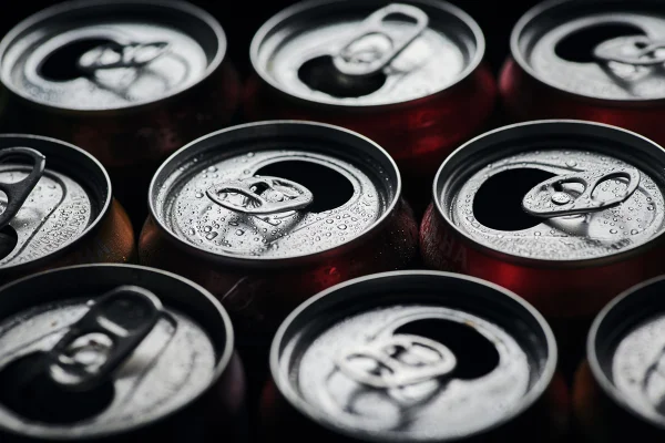 Foto mostra latas de bebida refrigerante energético cerveja