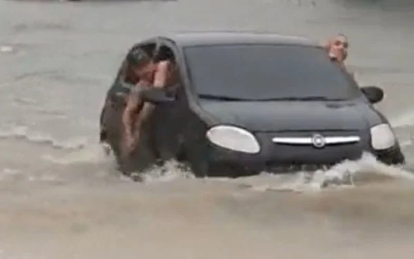 Vídeo. Ocupantes de carro “remam” em correnteza no Rio de Janeiro