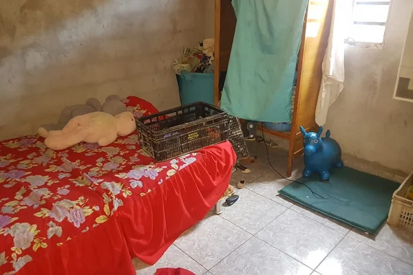 Mãe deixa filhos trancados em casa para ir a festa e é presa no DF