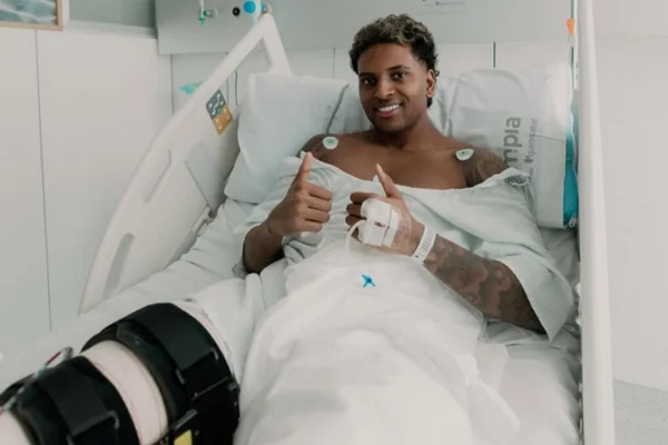 Rodrygo aparece pela 1ª vez depois de cirurgia que o tirou da Copa