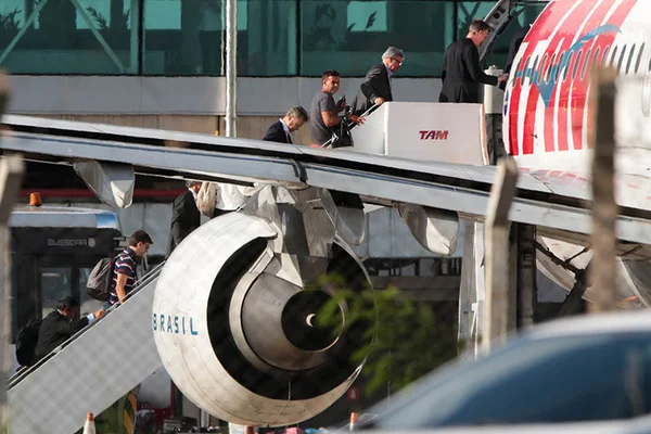 Avião tem de retornar ao Aeroporto JK após pássaro entrar na turbina
