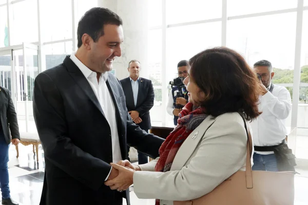 O governador do Paraná Ratinho Júnior (PSD) com Nísia Trindade, ministra da Saúde do governo de Luiz Inácio Lula da Silva (PT)