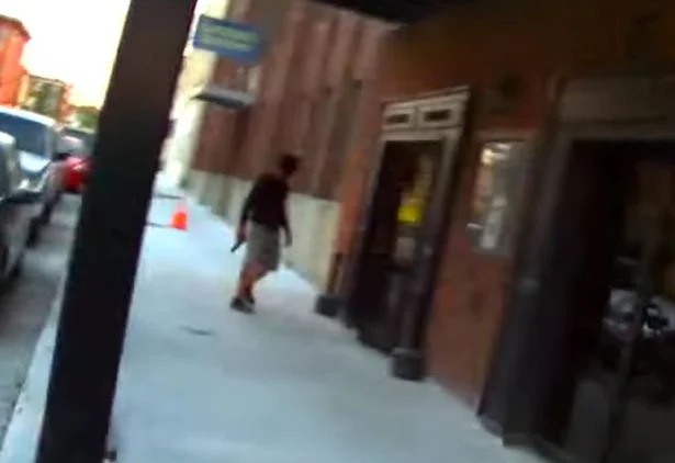 Polícia atira em ator após confundir cena de filme com roubo real - imagem 1 Polícia atira em ator após confundir cena de filme com roubo real - imagem 1