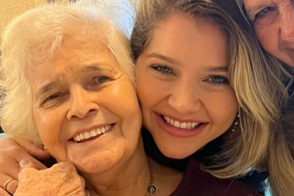 Foto colorida de Lyandra Costa e Dona Carmen - Metrópoles