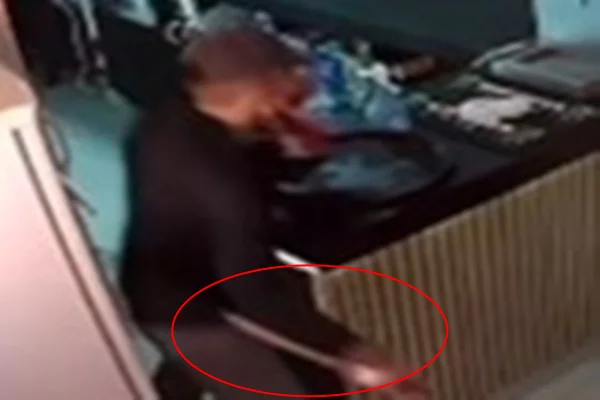 Homem aparece com facão antes de atacar mulher em pastelaria