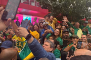 Governador Tarcísio de Freitas tira selfie com público que estava em manifestação na Avenida Paulista