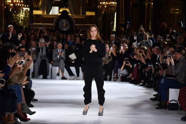 Na imagem com cor, Stella McCartney na passarela - Metrópoles