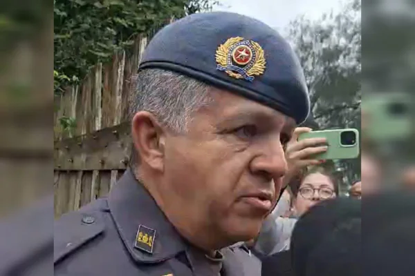 Avião caiu em terreno vazio e ninguém foi atingido no chão, diz PM