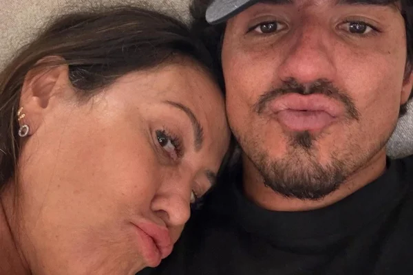 Foto colorida de Simone e Gabriel Medina - Metrópoles