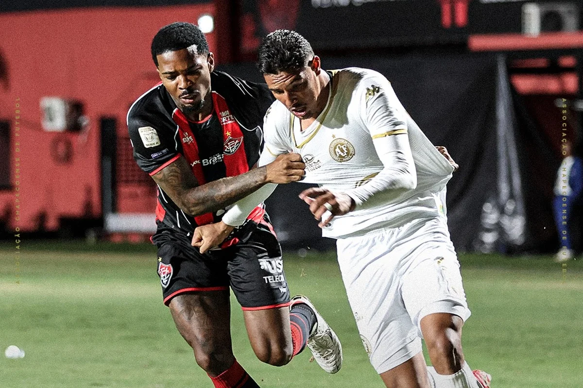 Com show de Erick e Matheuzinho, Vitória goleia a Chapecoense por 4 x 0