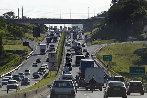 Acidente na Via Dutra provoca morte de duas crianças e um adolescente