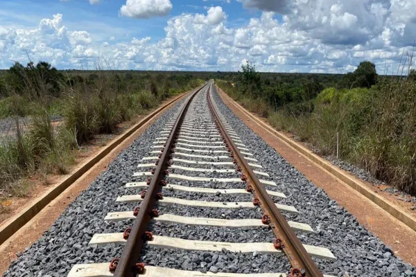 Imagem colorida trilhos na Bahia - Metrópoles