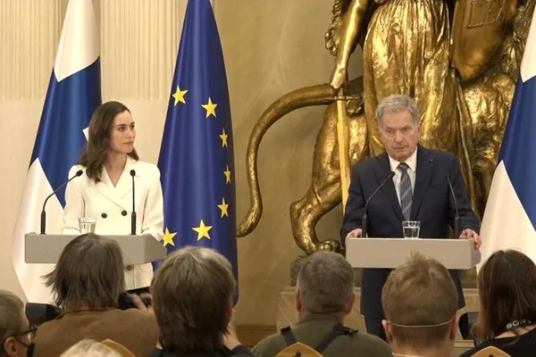 O presidente da Finlância, Sauli Niinisto, e a primeira-ministra, Sanna Marin