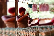 O diagnóstico realizado com a comunidade identificou um problema recorrente: o coletivo de mulheres do quilombo produzia cerca de 4 mil ovos caipiras por semana, mas enfrentava dificuldades para comercializar toda a produção
