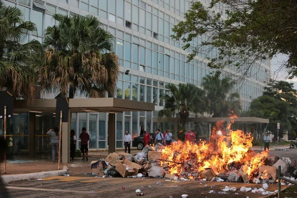 Manifestantes quebram vidraças e ateiam fogo no Ministério da Educação