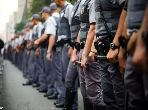 Imagem colorida mostra grupo de policiais enfileirados - Metrópoles