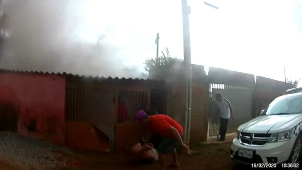 Vídeos: homem surta, põe fogo em casa e é salvo pela PMDF