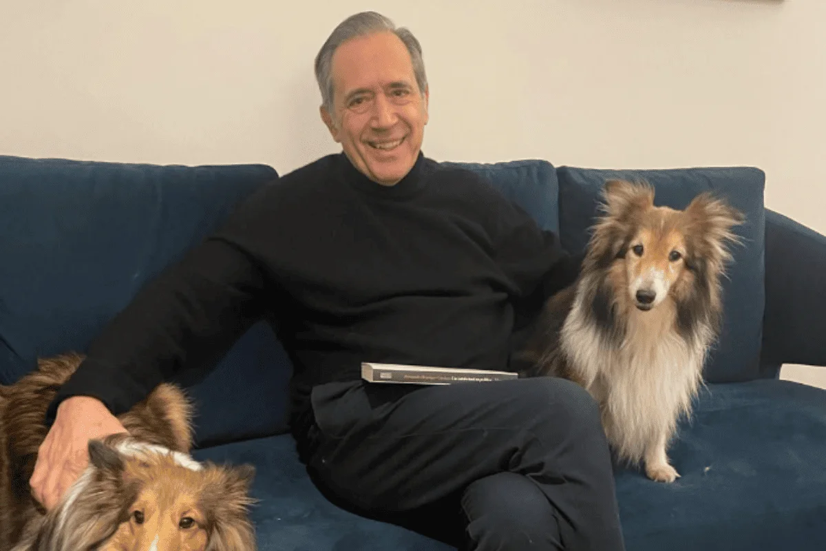 Marco Antônio Villa e dois cachorros. Marco Antônio Villa e dois cachorros.