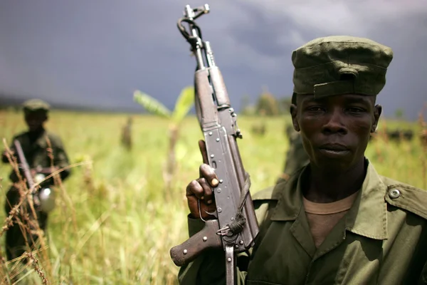 Imagem colorida mostra soldado do Congo - Metrópoles