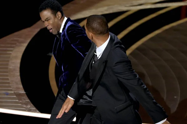 Will Smith dá tapa na cara de Chris Rock, ao vivo, no Oscar 2022