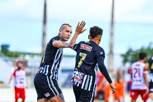 Marcelo Toscano e Keliton se cumprimentam em vitória do Asa de Arapiraca-AL contra o Juazeirense-BA no Brasileirão Série D Will Bank
