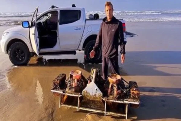 Surfista encontra “objeto misterioso” em praia de Santa Catarina