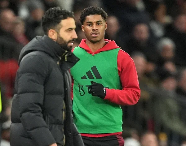 Foto colorida de Ruben Amorim e Marcus Rashford, durante jogo do Manchester United - Metrópoles