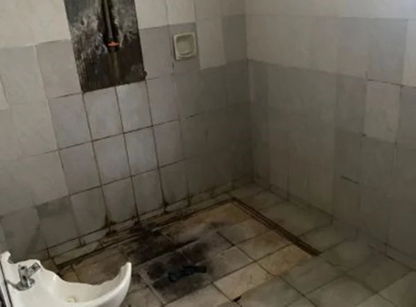 Foto de um banheiro sujo