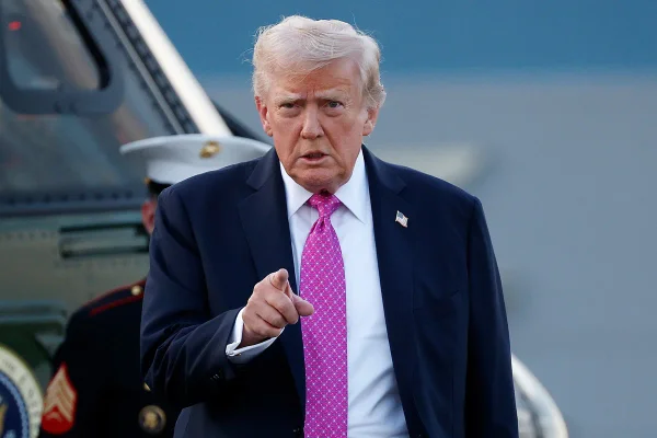 Em mensagem de Natal, Trump ataca pessoas trans e “esquerda radical”