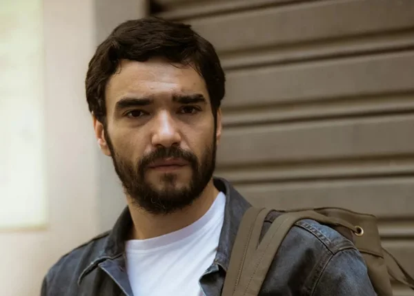 “Surra de bunda”: conheça o termo citado por Caio Blat em programa