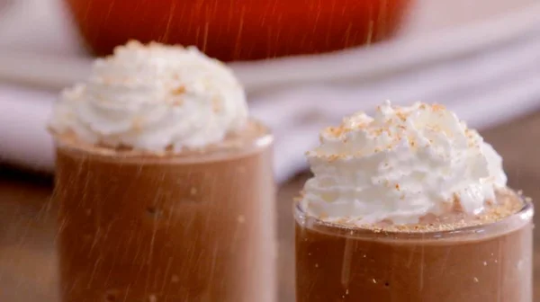 Confira uma fácil e refrescante receita de drinque gelado de café