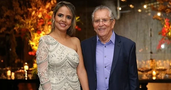 Carlos Alberto de Nóbrega fica noivo de mulher 43 anos mais nova