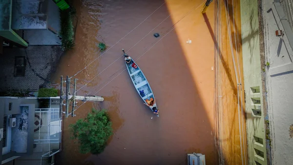 Resgate de pessoas e animais durante calamidade pública enchentes inundações forte chuva estado brasileiro Porto alegre Rio Grande do Sul RS - Metrópoles