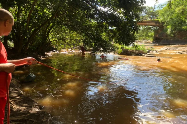 Homem morre afogado após escorregar em beira de rio e cair na água