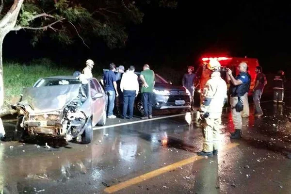 Acidente entre dois carros na estrada para Unaí deixa um ferido
