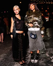 Iris Law e Salem Mitchell apostaram em um visual mais descolado e combinaram com diferentes versões da bolsa Iris Law e Salem Mitchell apostaram em um visual mais descolado e combinaram com diferentes versões da bolsa