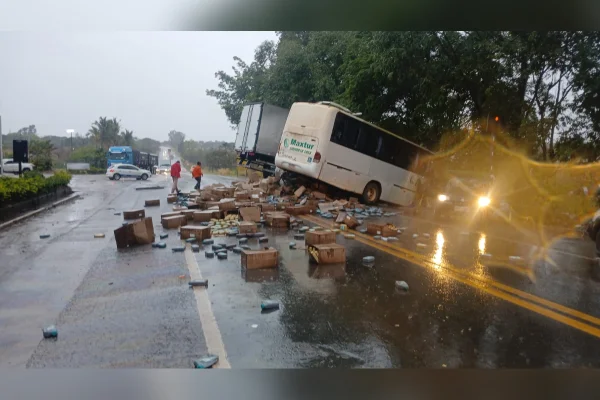 Acidente entre ônibus e caminhão deixa feridos e interdita BR-040 em MG