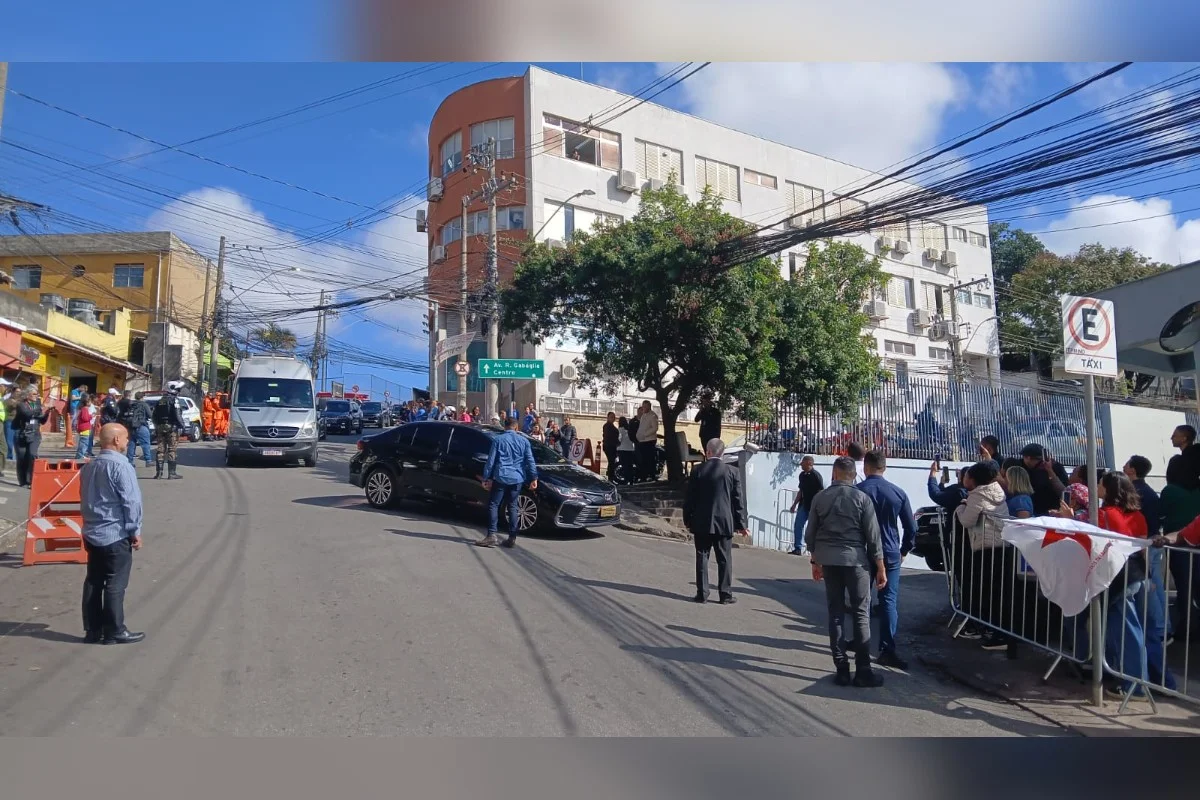 Comitiva de Lula chega para visita do presidente a hospital de oncologia em BH Comitiva de Lula chega para visita do presidente a hospital de oncologia em BH