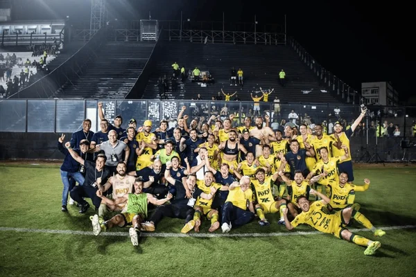 Elenco do Mirassol comemorando vitória sobre o Vasco