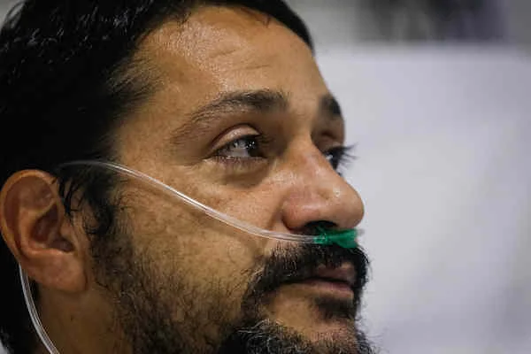 O porteiro Braulio Alves, 42 anos, recupera-se no Hospital de Campanha do Autódromo O porteiro Braulio Alves, 42 anos, recupera-se no Hospital de Campanha do Autódromo
